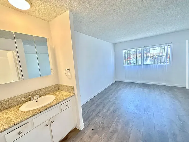 711 Machado Dr #4 — Photo 4