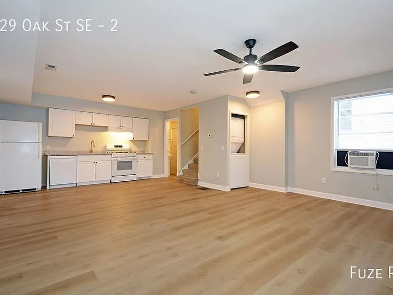 629 Oak St SE #2 — Photo 2