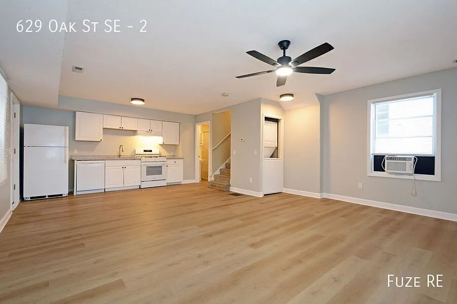 Building Photo - 629 Oak St SE #2