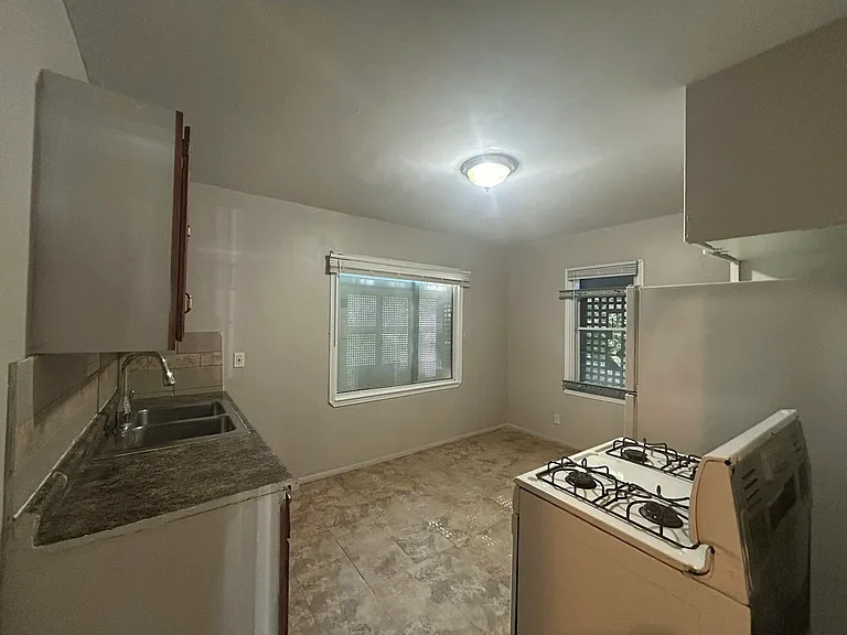 19313 Stahelin Ave — Photo 2