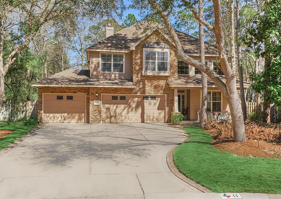 Welcome home! This fabulous property features a large 3 car wide garage and ample parking on the large driveway! The stacked stone elevation oozes curb appeal!