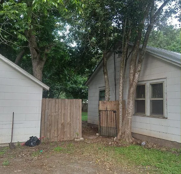 818 Merry Ln — Photo 3