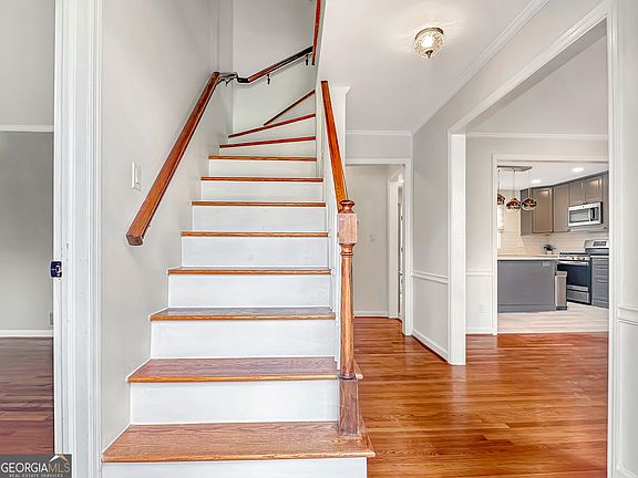 4th image of 2484 Powers Ferry Dr SE