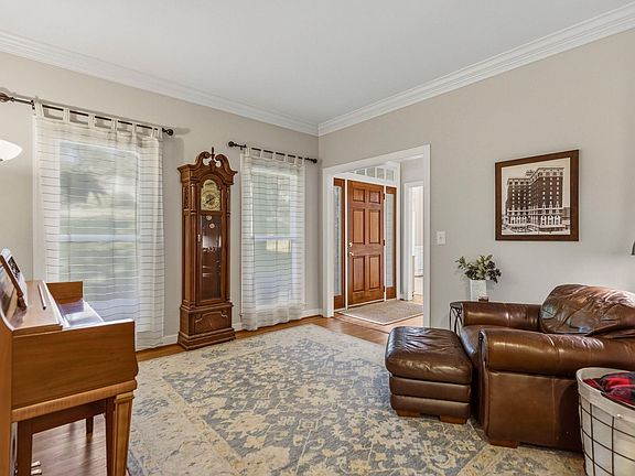 4th image of 32 Wrenwood Ct