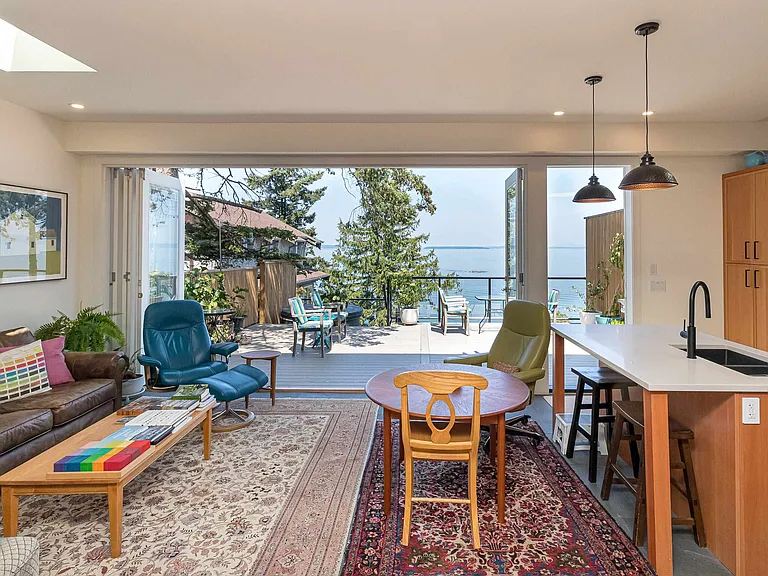 4901 Cordova Bay Rd — Photo 11