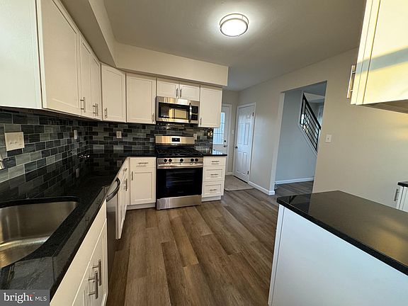 3rd image of 225 Velde Ave