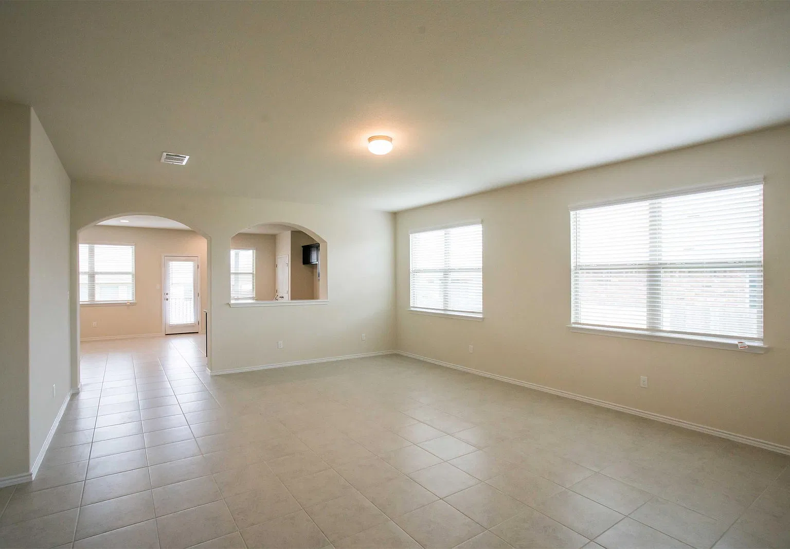 4 bed, 2.0 bath, 2026 sqft, $2,295 — Photo 3