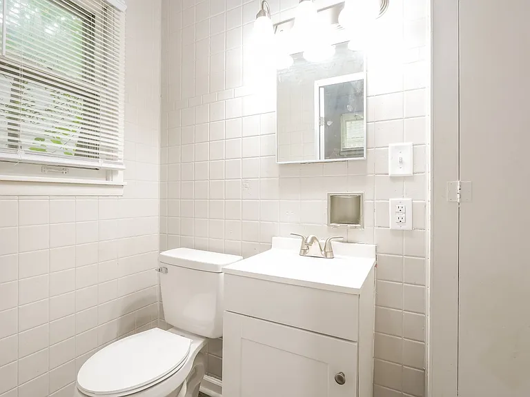 1498486_027_bathroom_13077990.jpg