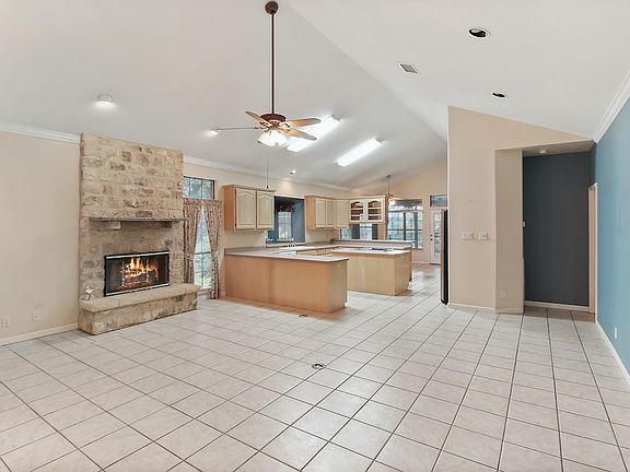 3rd image of 493 Summit Cir