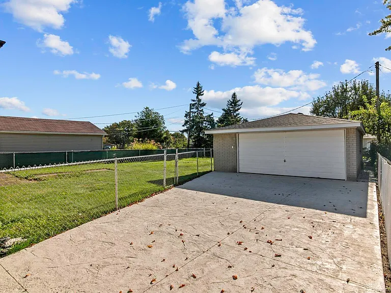 23729 Grove St — Photo 25