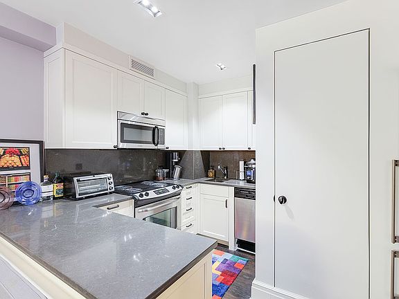 5th image of 320 E 42nd St APT 310
