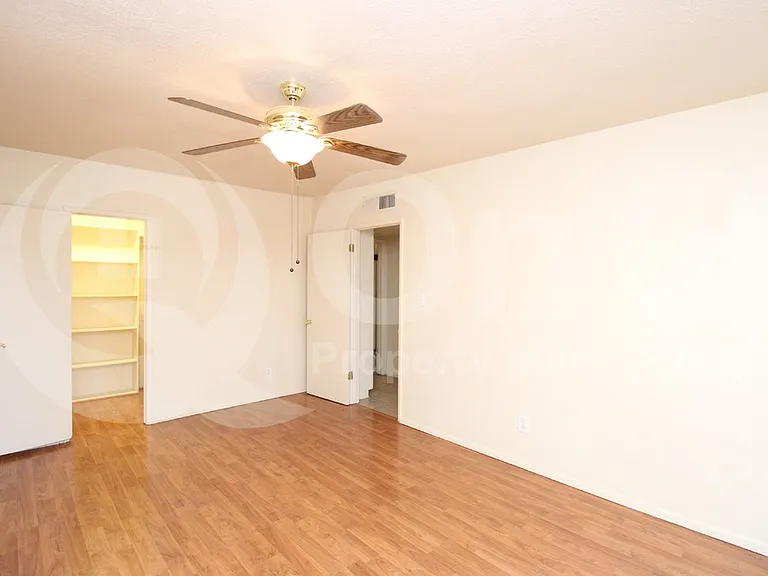 601 N May #5 — Photo 18
