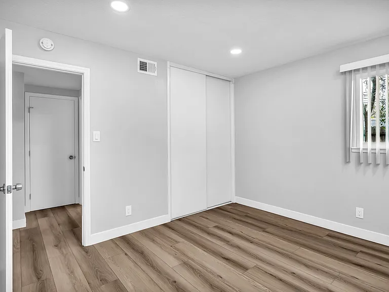 El Camino Duplexes — Photo 18
