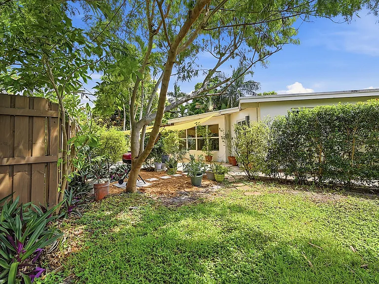 351 SW 13th St — Photo 29