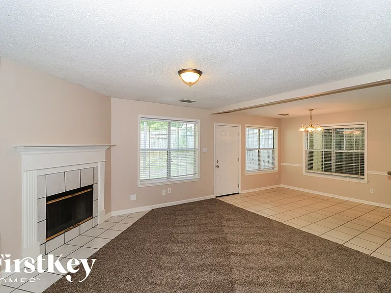 1049 Nolan Ln — Photo 3