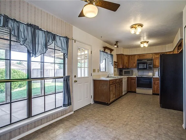 7612 Jerome Dr — Photo 4