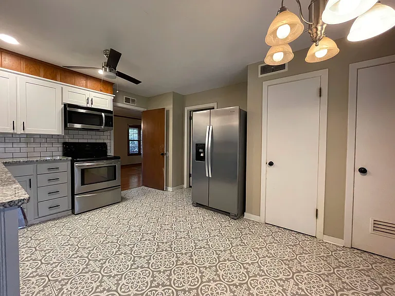 1004 Cottonwood St — Photo 2