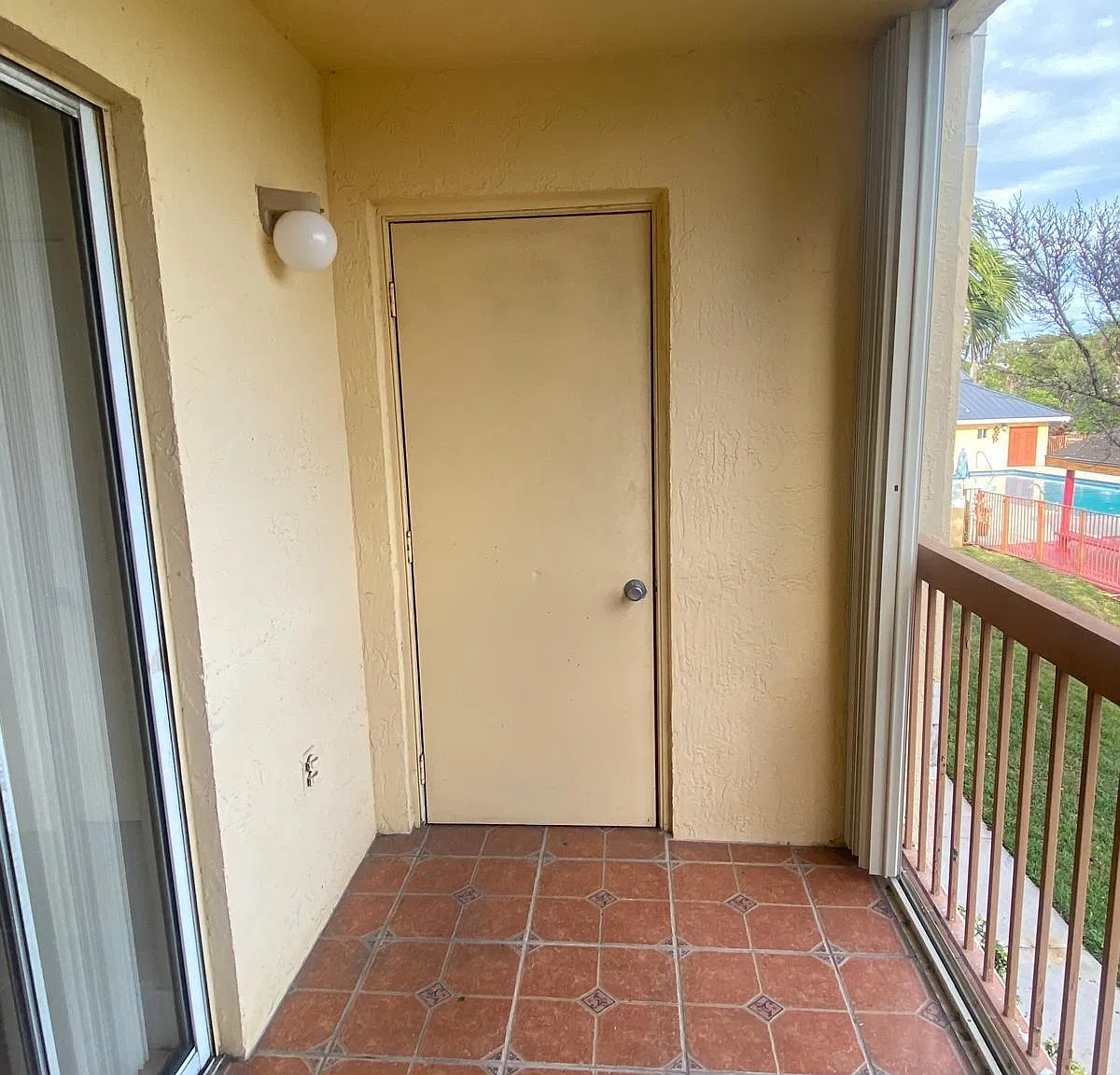 2 bed, 2.0 bath, 958 sqft, $1,900 — Photo 3