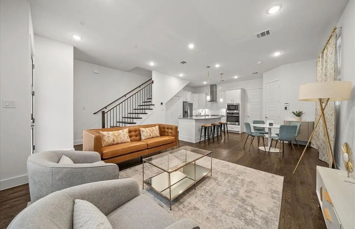 3 bed, 1695 sqft, $6,900 — Photo 3