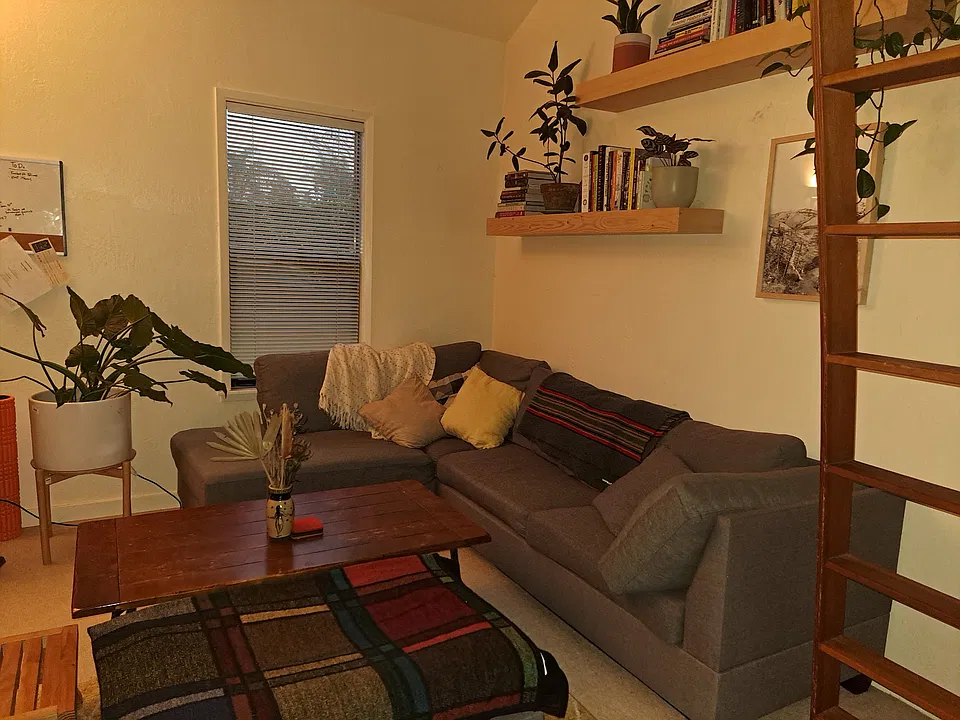206 1/2 Trevethan Ave