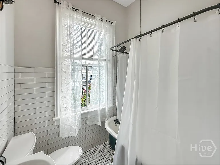 413 E 36th St — Photo 15