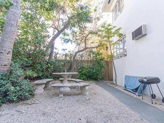 3rd image of 7510 Byron Ave APT 04