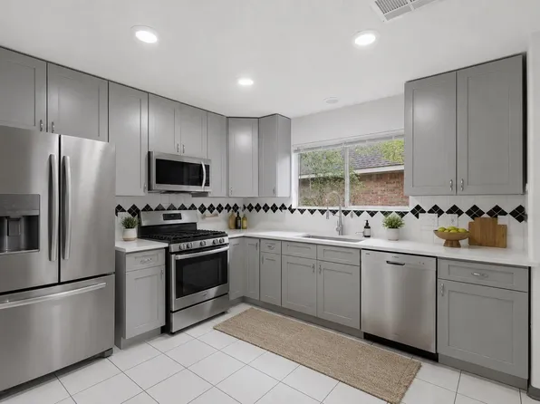 97 N Hollylaurel Cir, Spring, TX 77382
