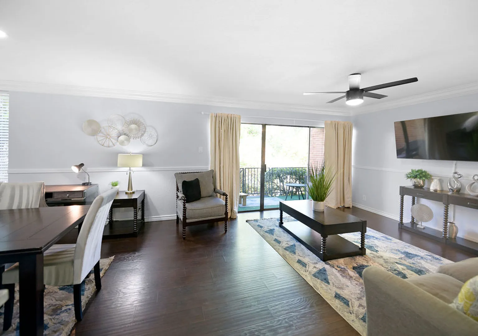 GP36B World Cup Stay - 10min to AT&T - Sleeps 6 - Public Transit — Photo 3