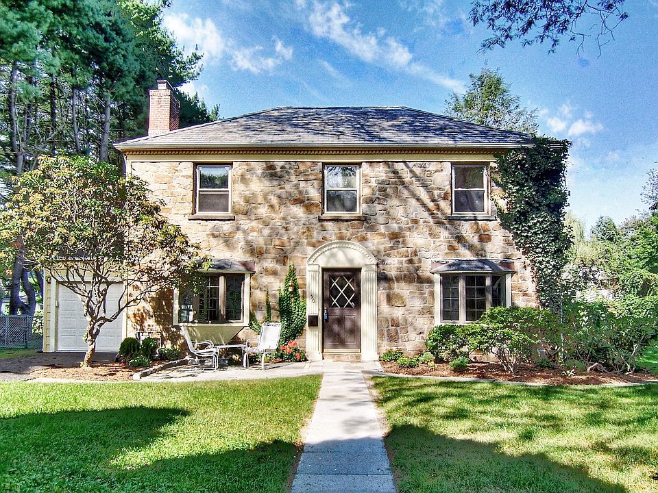Spacious Colonial Near Water