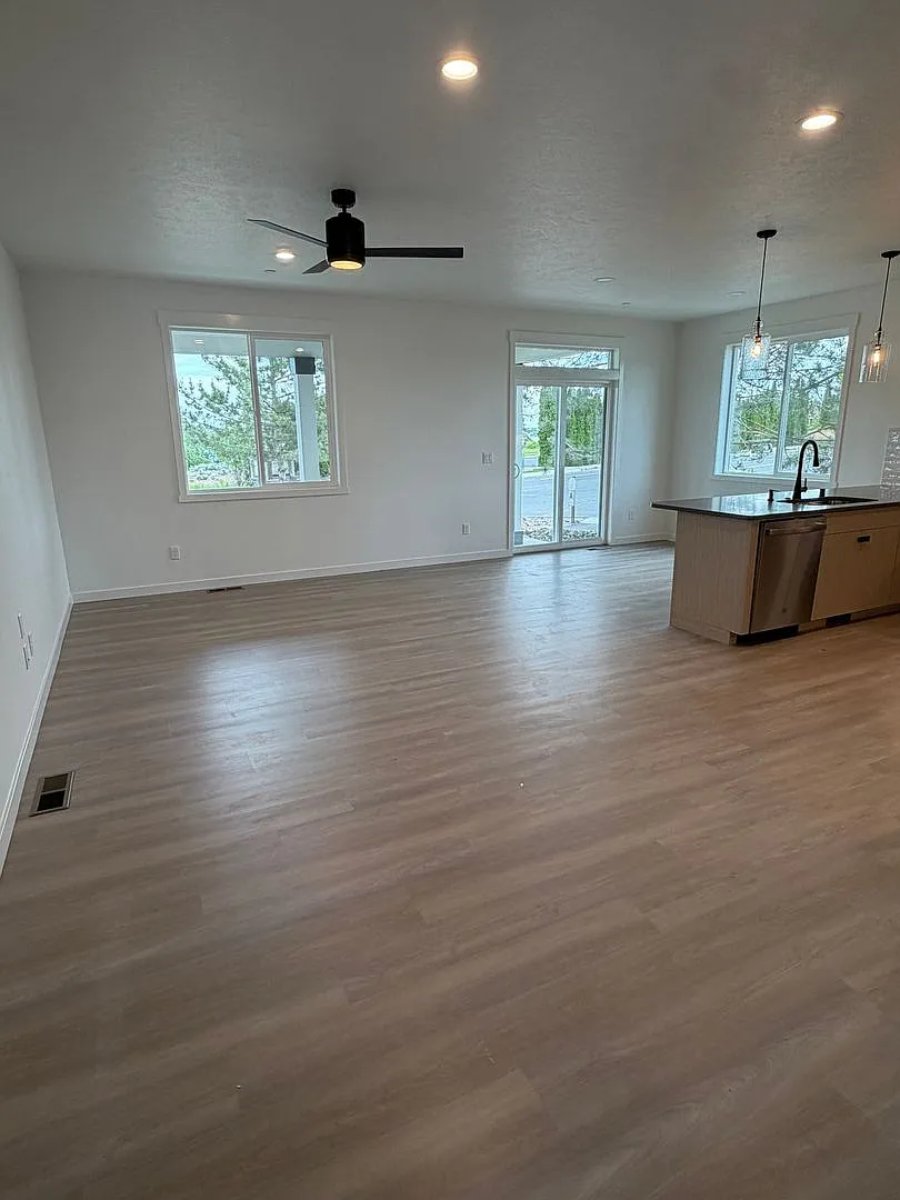 !! Limited Time Move-In Special!! - First And Last Month Free Rent With A 12 Month Lease! — Photo 2