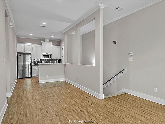 4th image of 604 Montclair Ave Unit A