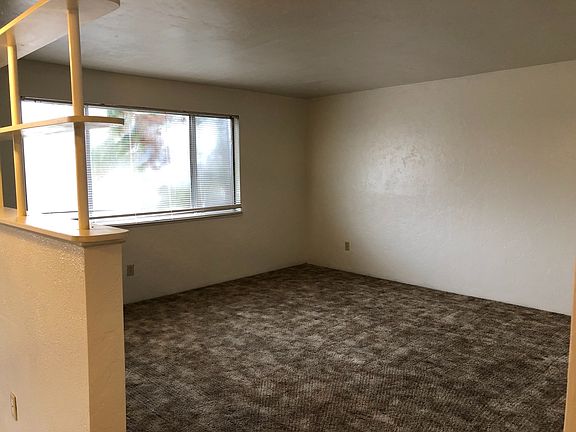3rd image of 978 NW Cleveland Ave APT 3