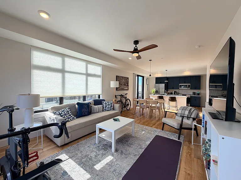 138 E — Photo 15