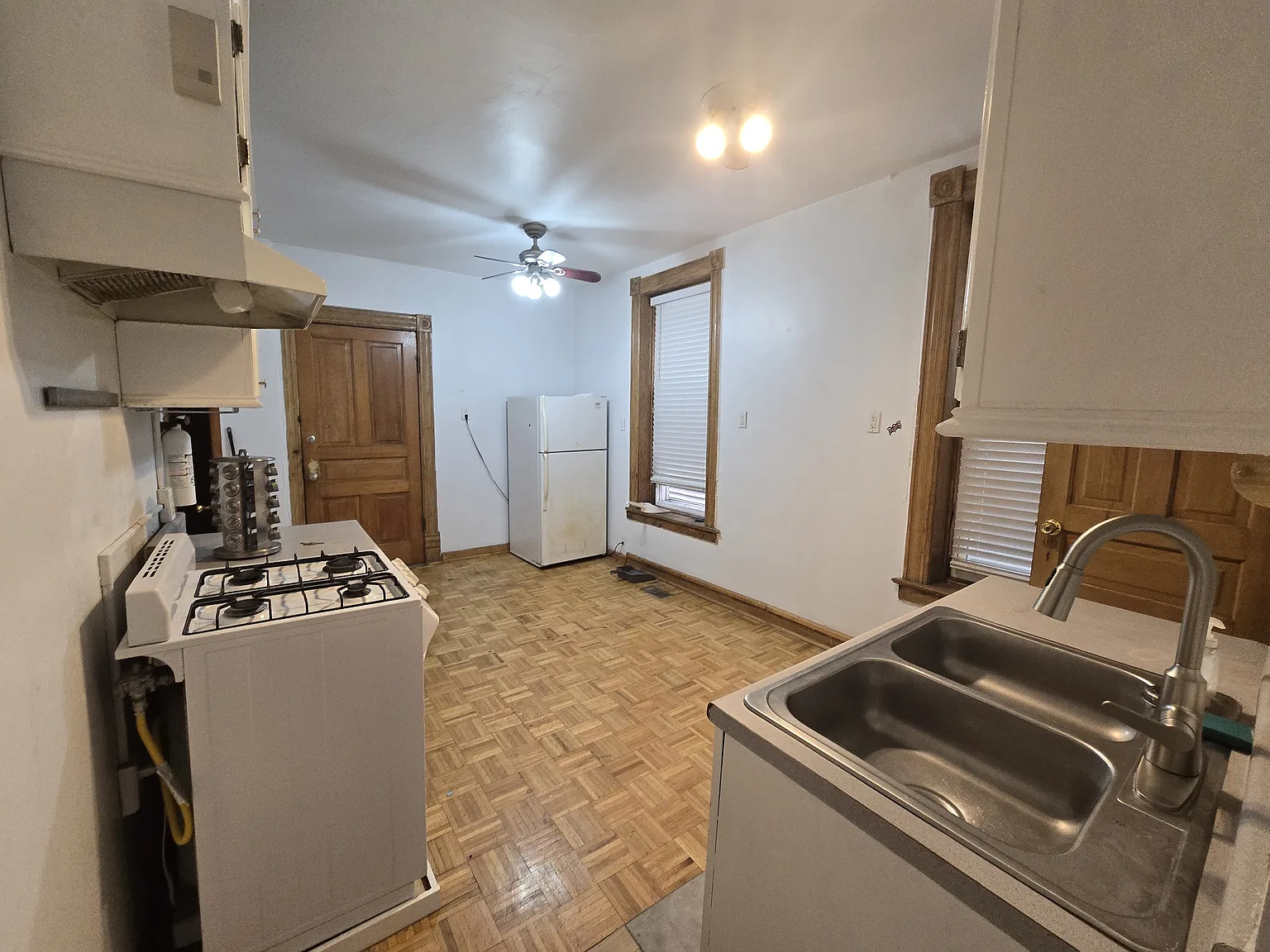 1736 W Beach Ave — Photo 3