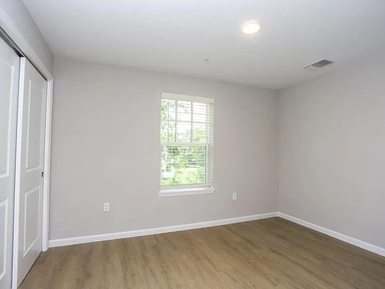 Royal Oak Apartments — Photo 18
