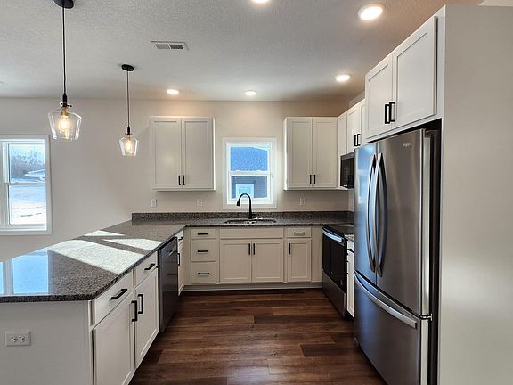4th image of 410 Finvold St