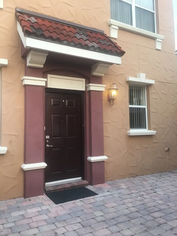 4 bed, 3.5 bath, 2032 sqft, $1,900 — Photo 2