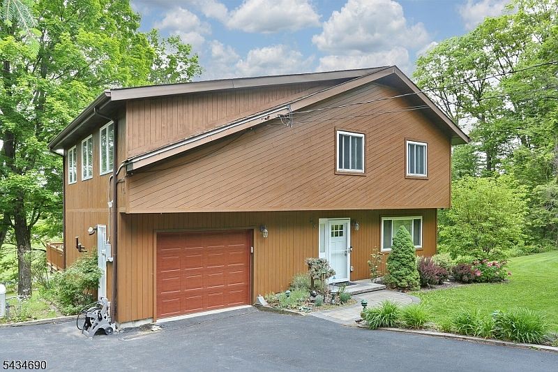 1st image of 64 Larchmont Dr