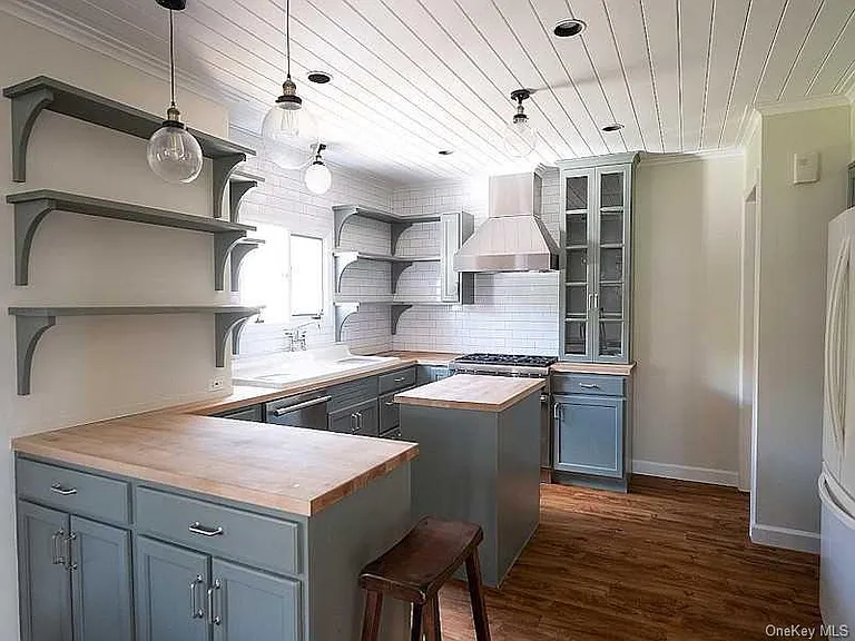Updated Kitchen with Thermador Stove, Bosch dishwasher.