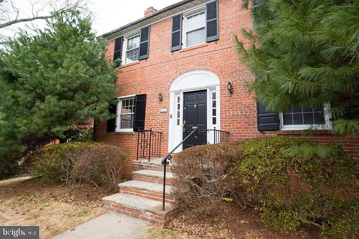 1667 Primrose Rd NW — Photo 1