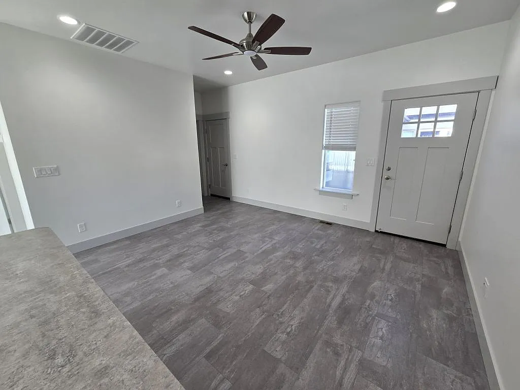 Building Photo - 1055 W Cheney Dr