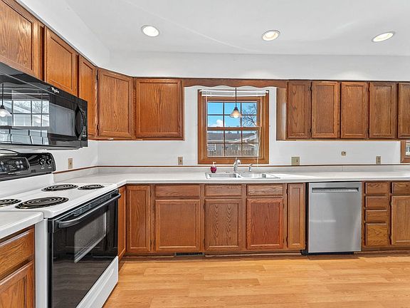 5th image of 402 Modern Ave