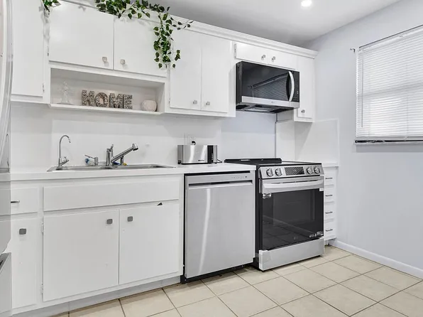 555 NW 4th Ave APT 415, Boca Raton, FL 33432