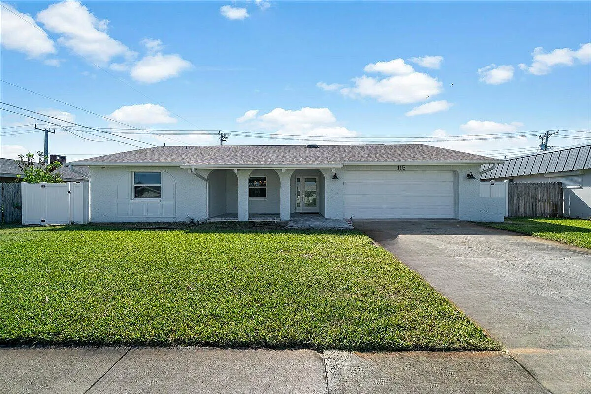 3 bed, 2.0 bath, 1915 sqft, $5,000 — Photo 2