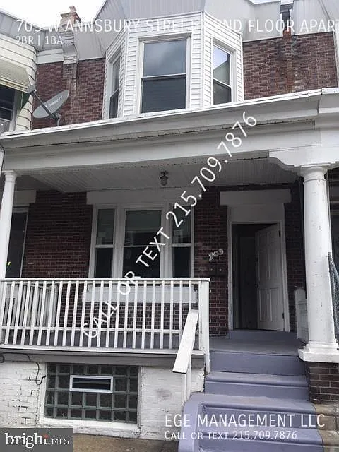 COZY apartment in great condition for Rent!! - 2 bed 1 bath - Stove & Fridge included!! — Photo 2