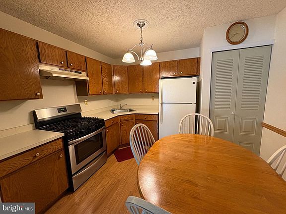 4th image of 32 Versailles Ct