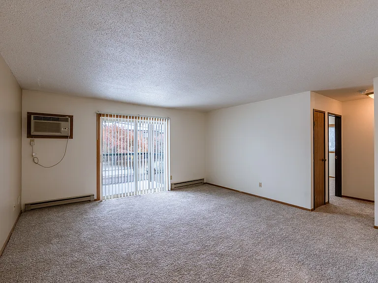 Fargo, ND West Oak Apartments | Living