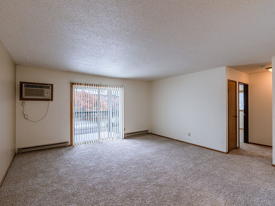 Fargo, ND West Oak Apartments | Living