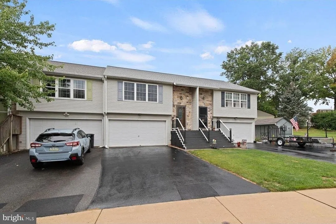 3 bed, 858 sqft, $2,200 — Photo 2