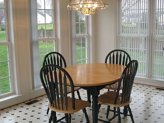 Morning Room (15x10) - windows all around!